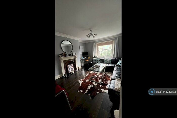 2 Bedroom Flat To Rent In Palace Road, East Molesey, KT8