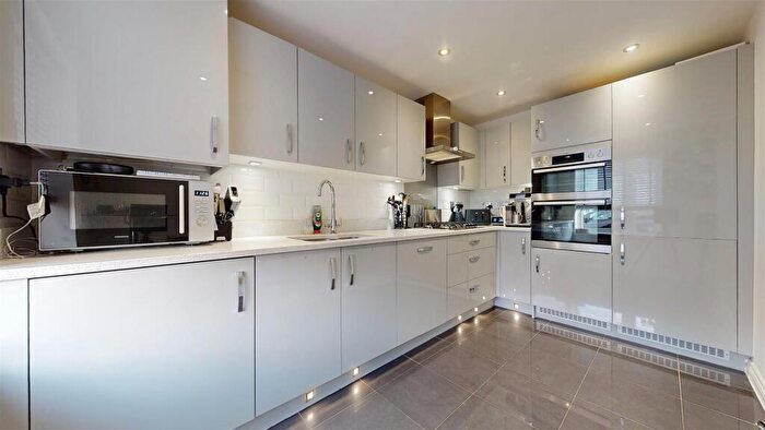 3 Bedroom Detached House For Sale In Berrenda Avenue, Whitehouse, MK8