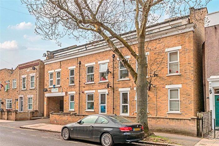 2 Bedroom Semi-detached House To Rent In London, SE16