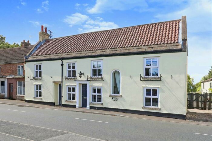 4 Bedroom Semi-Detached House For Sale In Main Street, West Stockwith, Nottinghamshire, DN10