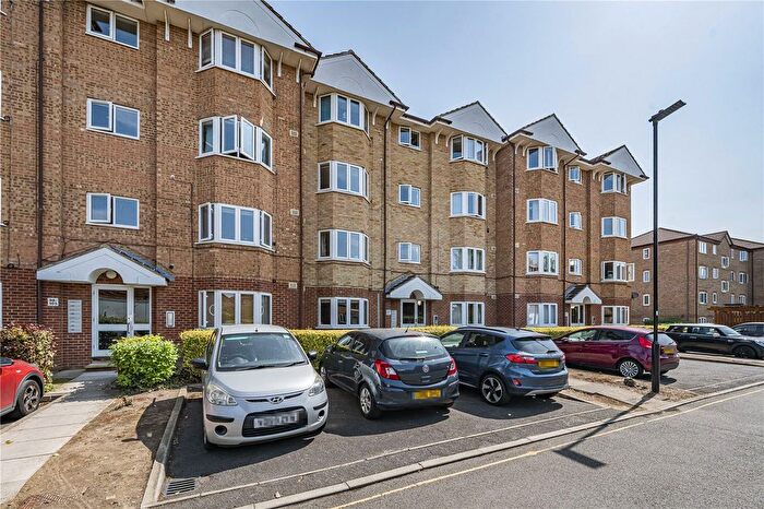 2 Bedroom Flat For Sale In Varsity Drive, Twickenham, TW1