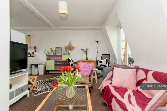 3 Bedroom Flat To Rent In Narford Road, London, E5