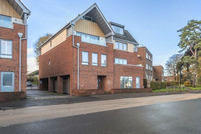 2 Bedroom Flat To Rent In Coulsdon Road Caterham, CR3