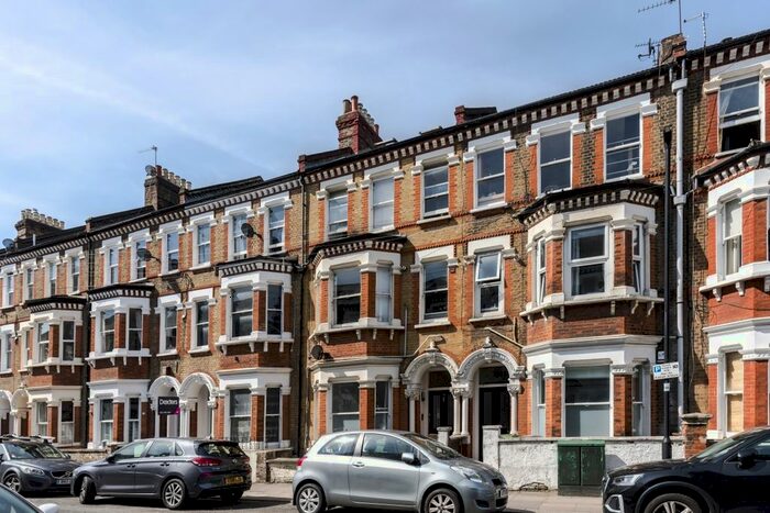 2 Bedroom Flat To Rent In Tremadoc Road, London, SW4