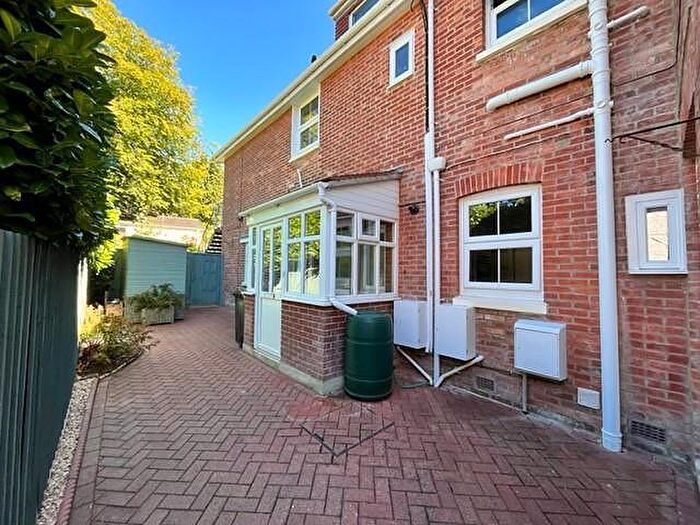 2 Bedroom Flat To Rent In Broadstone, BH18