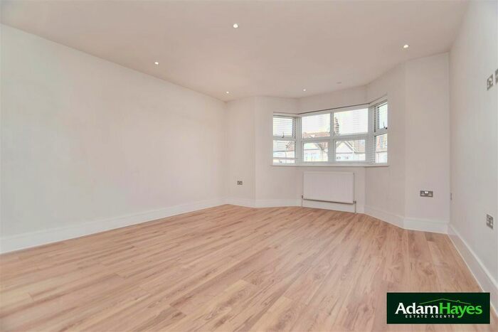 2 Bedroom Flat To Rent In Rosslyn Avenue, East Barnet, EN4