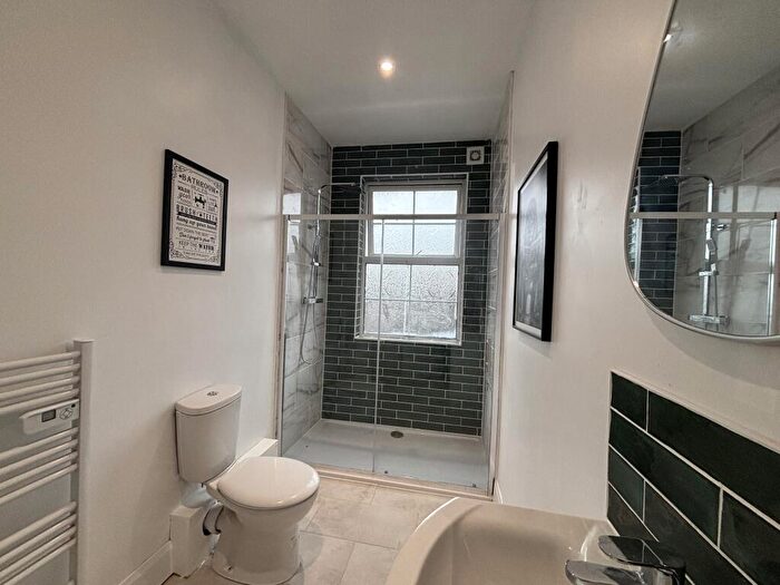 5 Bedroom Flat To Rent In Newly Renovated Spacious Bed Flat // Aug, LN2