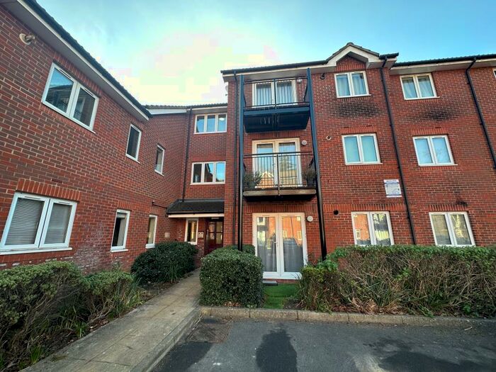 2 Bedroom Flat To Rent In Langtry Court, Bursledon, SO31