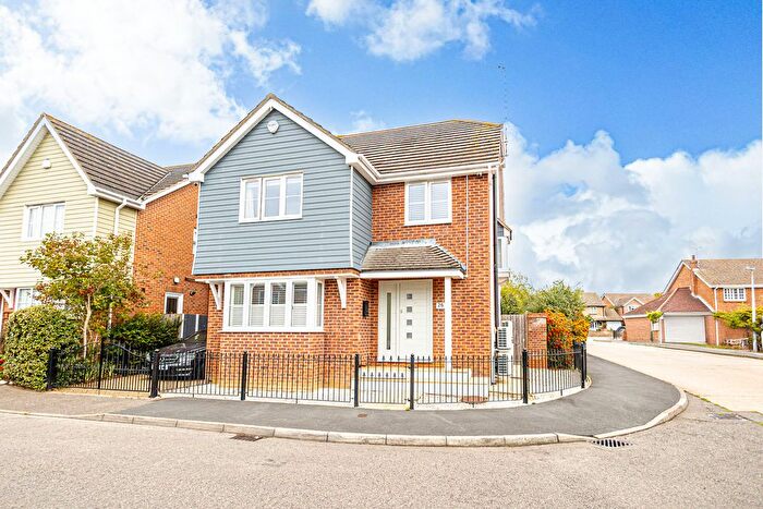 4 Bedroom Detached House For Sale In Hogarth Way, Rochford, SS4