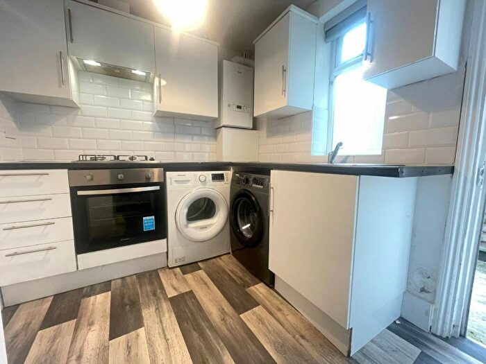 3 Bedroom Flat To Rent In Corporation Street, London, E15