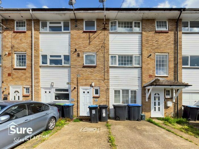 3 Bedroom Maisonette To Rent In Malvern Way, Hemel Hempstead, Hertfordshire, HP2