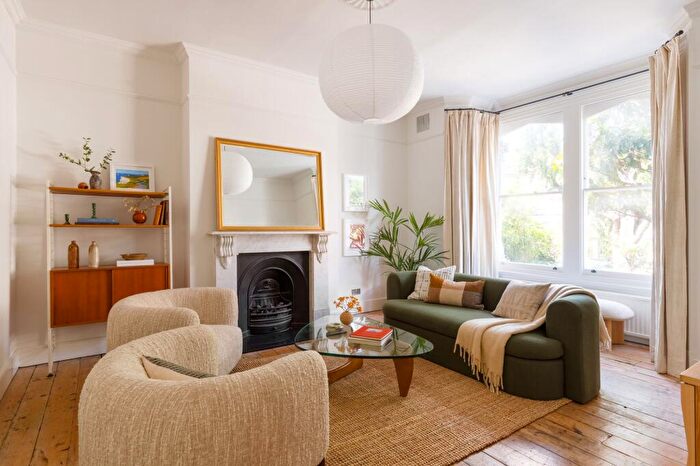 4 Bedroom Maisonette For Sale In Ashley Road, London, N19