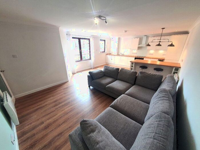 2 Bedroom Flat To Rent In Roseangle, Dundee, DD1