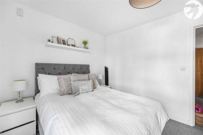 1 Bedroom Flat For Sale In Carmichael Avenue, Greenhithe, Kent, DA9