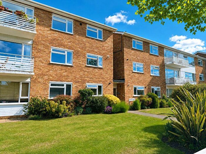2 Bedroom Apartment For Sale In Anglesea Road, Kingston Upon Thames, KT1