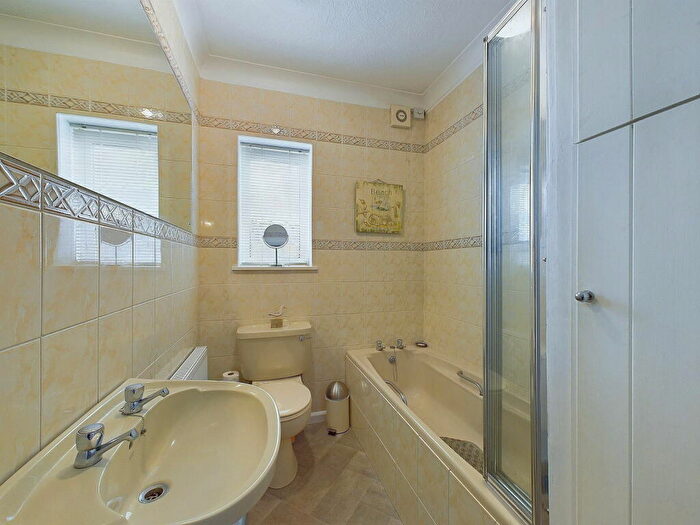 2 Bedroom Flat For Sale In Dover Road, West Worthing, West Sussex, BN11