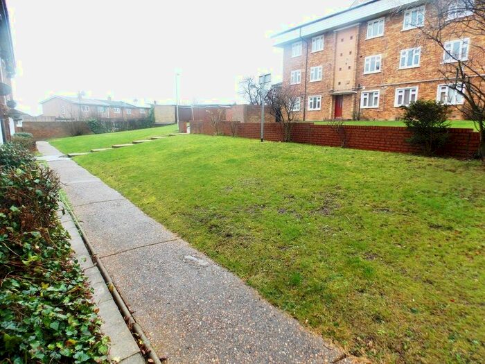 2 Bedroom Flat To Rent In Knights Way, Hainault, Essex, IG6