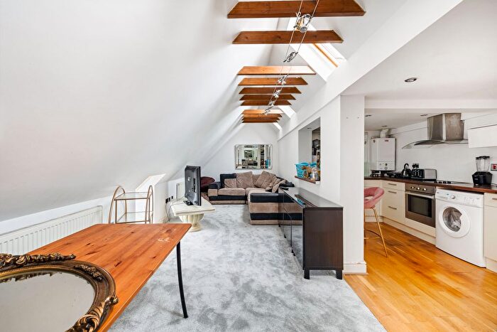 2 Bedroom Flat To Rent In Ref: Gk - Church Street, Reigate, RH2