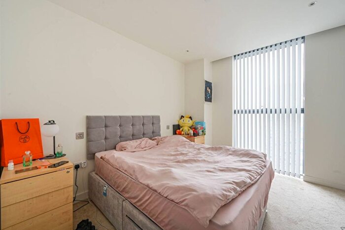 3 Bedroom Flat To Rent In South Quay Plaza, Canary Wharf, London, E14