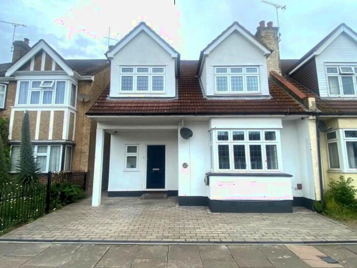 4 Bedroom Semi-Detached House To Rent In Leigh On Sea, SS9
