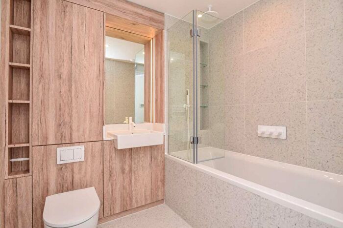 3 Bedroom Flat To Rent In Sidney Street, Whitechapel, London, E1
