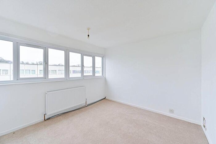 1 Bedroom Flat For Sale In Caernarvon Close, Mitcham, CR4