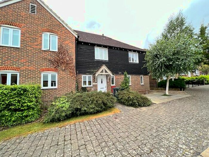 2 Bedroom Property To Rent In Greyhound Chase, Singleton, Ashford, TN23