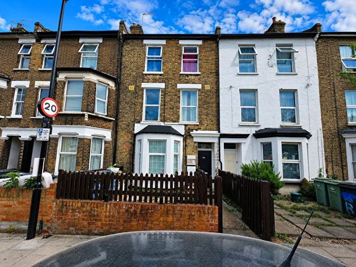 2 Bedroom Flat For Sale In North Grove, London, N15