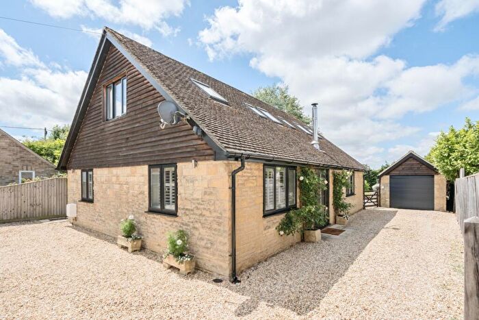 4 Bedroom Detached House For Sale In Swinbrook Road, Carterton, Oxfordshire, OX18