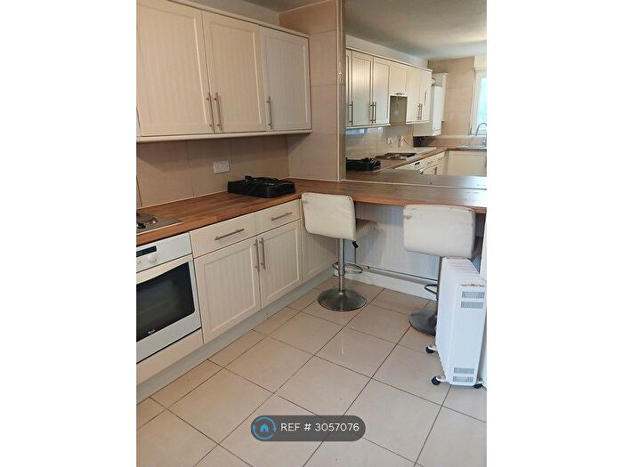 3 Bedroom Flat To Rent In Stratford, London, E15