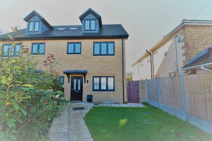 4 Bedroom Semi-Detached House To Rent In Hart Road, Swans Green Hall, Thundersley, Essex, SS7