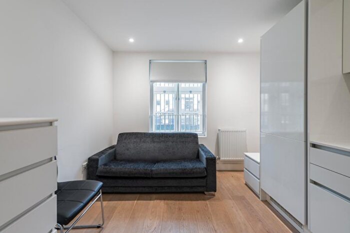 Apartment To Rent In Paisley Court, Cylde Square, E14