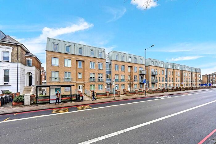3 Bedroom Flat For Sale In Seven Sisters Road, Finsbury Park, London, N4