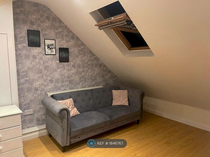 1 Bedroom Flat To Rent In Norbury Crescent, London, SW16