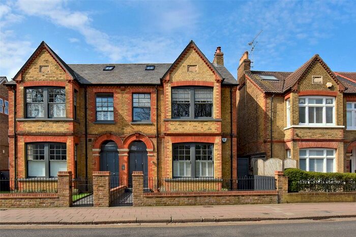 2 Bedroom Flat To Rent In St. Leonards Road, Windsor, Berkshire, SL4