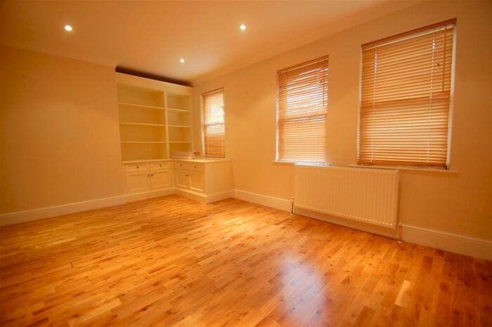 2 Bedroom Flat To Rent In Inner Park Road, London, SW19