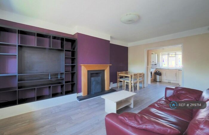 3 Bedroom Flat To Rent In Off East End Road, London, N2