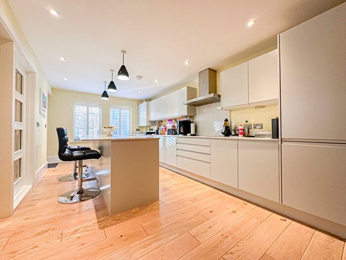 2 Bedroom Flat For Sale In Lyndhurst Road, Mossley Hill, Liverpool, L18