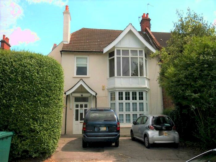 3 Bedroom Flat To Rent In High Road, London, N20