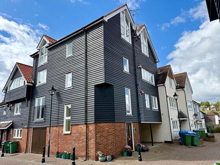 2 Bedroom Flat For Sale In Newmans Close, Hythe, CT21
