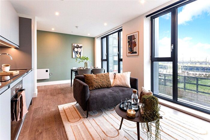 3 Bedroom Flat To Rent In Uncle Leeds, Uncle Leeds, LS12