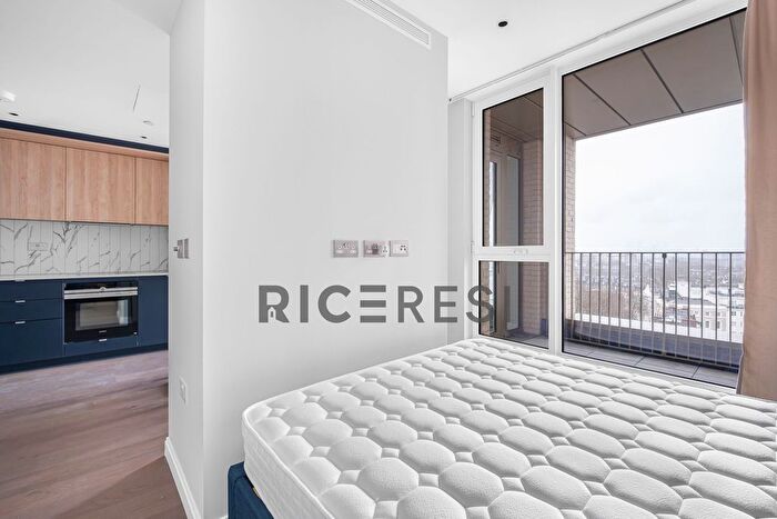 Studio To Rent In Gasholder Place, London, SE11