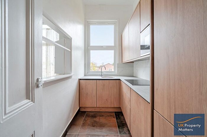 1 Bedroom Flat For Sale In Woodside Avenue, London, N12