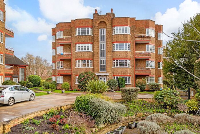3 Bedroom Flat For Sale In Ingram House, Park Road, Hampton Wick, Kingston Upon Thames, KT1
