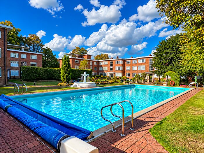 3 Bedroom Flat For Sale In Kingfisher Court, Bridge Road, East Molesey, KT8