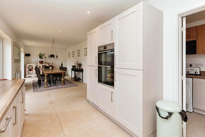 5 Bedroom Detached House For Sale In Edsell Crescent, Thame, OX9