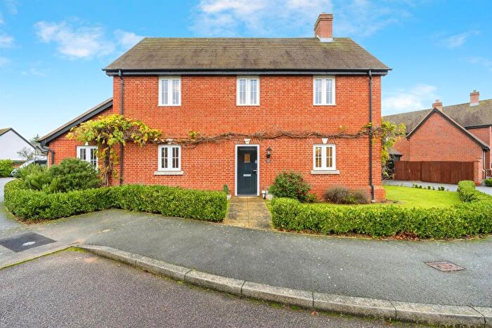 4 Bedroom Detached House For Sale In Woodpecker Close, Great Barford, Bedford, MK44