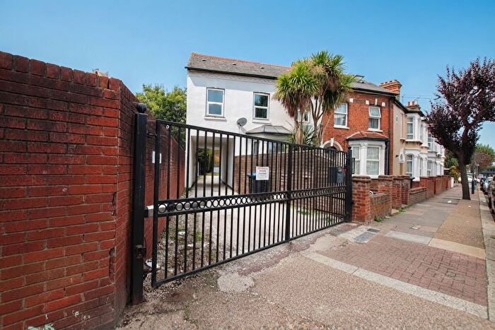 1 Bedroom Flat To Rent In Octavia Mews, Villiers Road, NW2