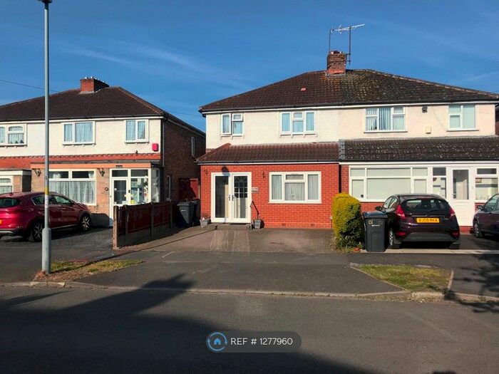 3 Bedroom Semi-Detached House To Rent In Redthorn Grove, Birmingham, B33