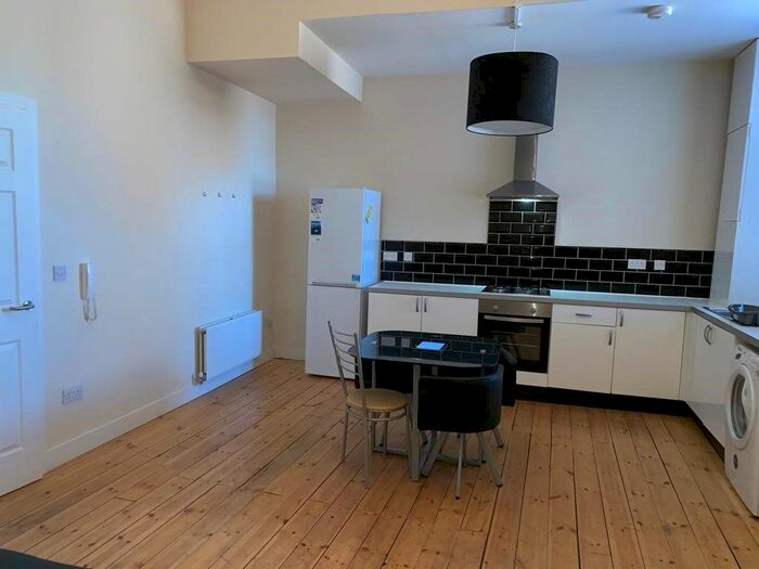3 Bedroom Flat To Rent In Heaton Road, Heaton, Newcastle Upon Tyne, NE6